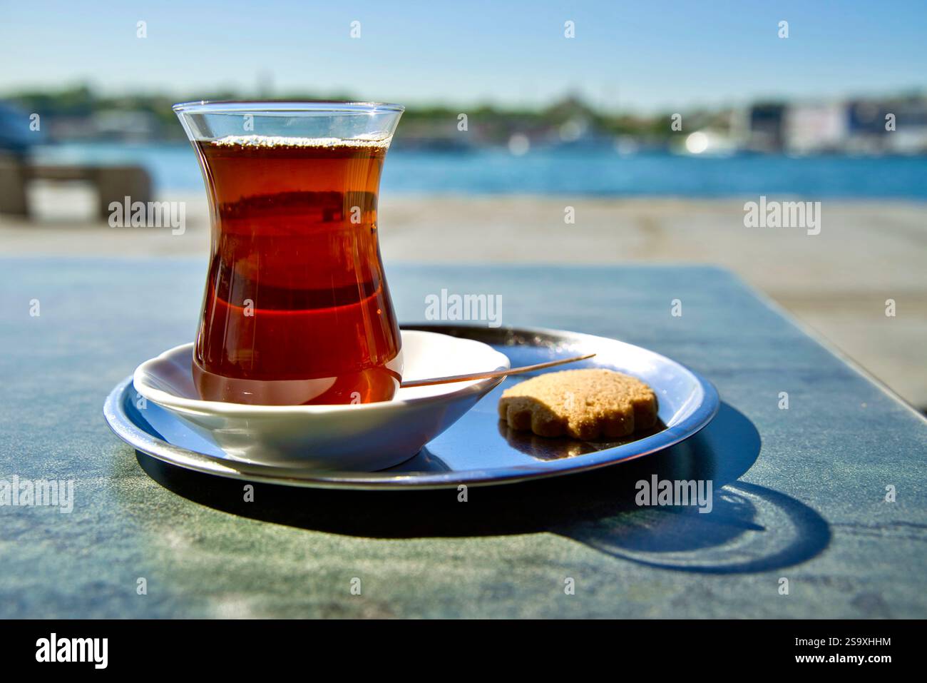 Türkei, Istanbul. Tee wird in einem typischen Glas serviert Stockfoto