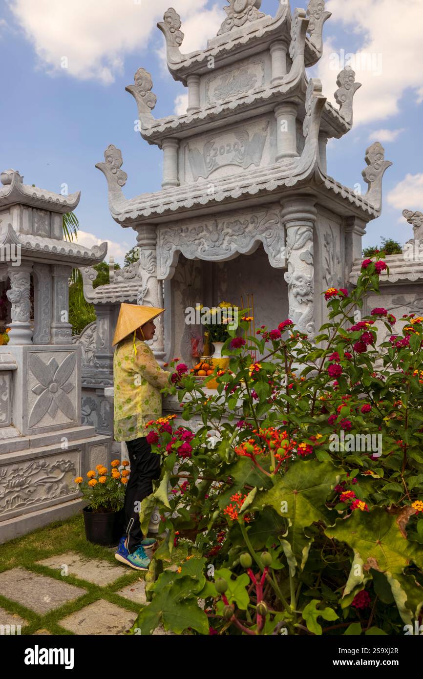 Vietnam. Traditioneller Friedhofstempel und Grab, das tote Familienmitglied feiert. HERR) Stockfoto