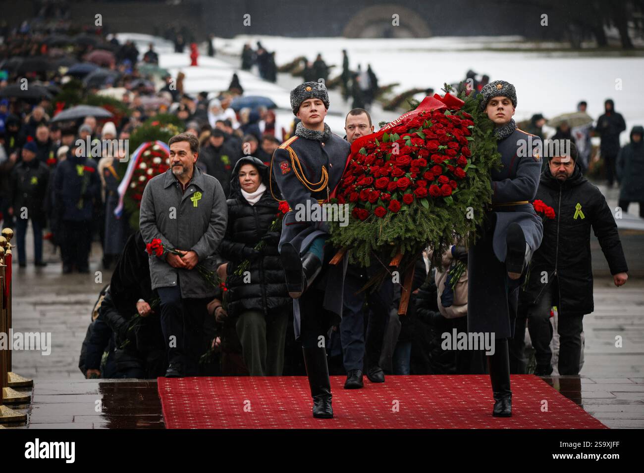 St. Petersburg, Russland. Januar 2025. Menschen, die während der feierlichen Trauerzeremonie beim Verlegen von Blumen und Kränzen am „Mutterland“-Denkmal auf dem Piskarevskoye-Gedenkfriedhof gesehen wurden. St. Petersburg feiert ein wichtiges historisches Datum, 81 Jahre seit der vollständigen Befreiung Leningrads von der faschistischen Blockade. (Foto von Artem Priakhin/SOPA Images/SIPA USA) Credit: SIPA USA/Alamy Live News Stockfoto