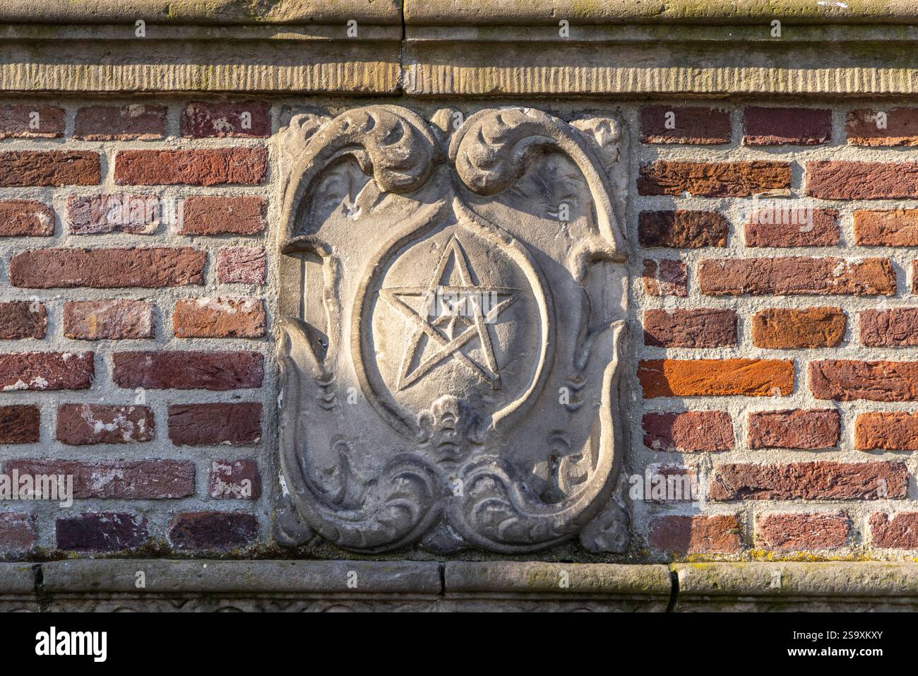 Niederlande, Nordholland, Enkhuizen. Dekoratives Relief mit einem Stern auf einem Backsteingebäude. Stockfoto