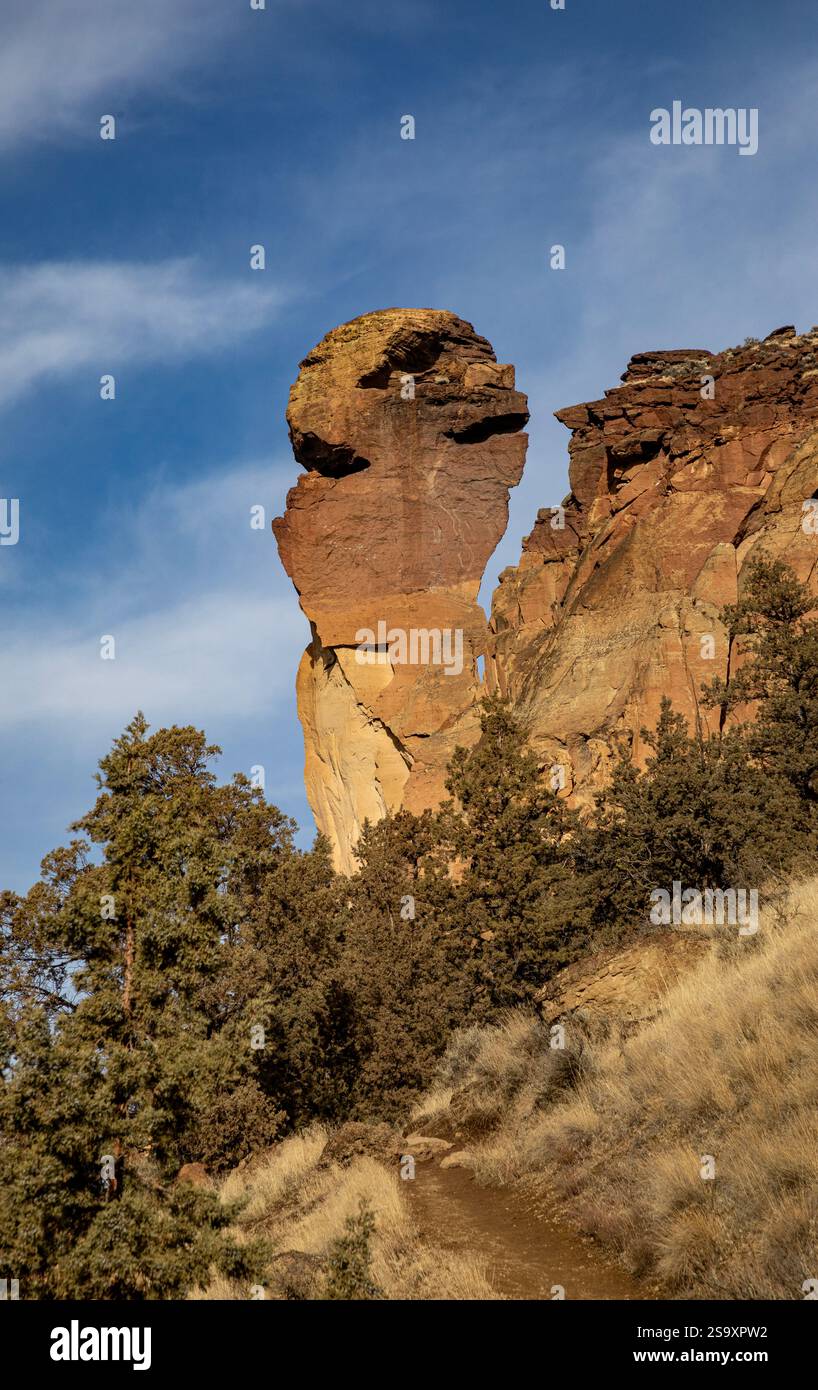OR02909-05...OREGON - Monkey Face, ein 350er Turm im Smith Rock State Park, ein beliebter Aufstieg auf den 350 Meter hohen Turm. Stockfoto