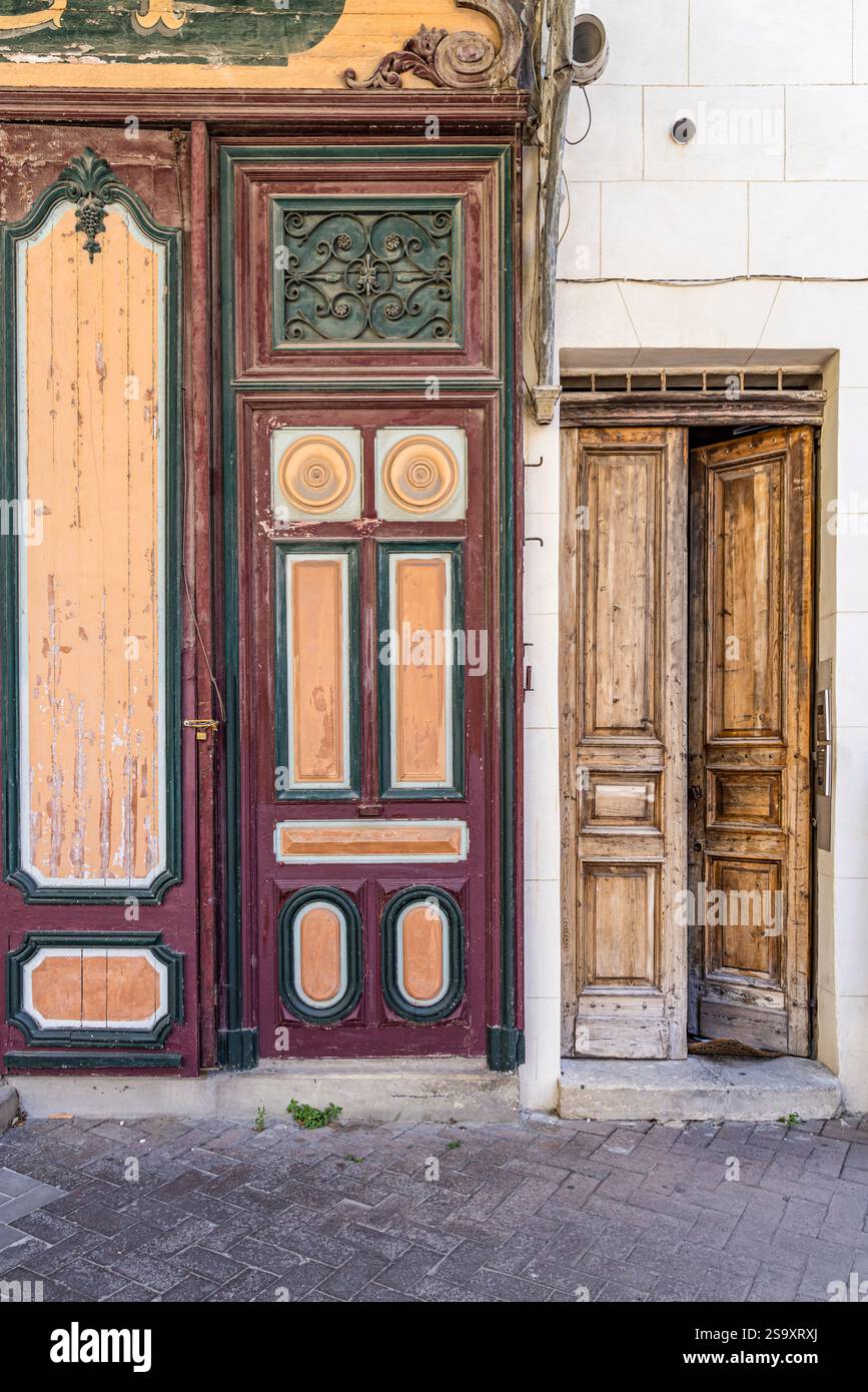 L'Isle-sur-la-Sorgue, Avignon, Vaucluse, Provence-Alpes-Cote d'Azur, Frankreich. Farbenfroh lackierte alte Holztür. Stockfoto