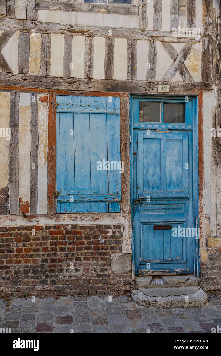 Alte Tür und Fenster in der französischen Stadt Honfleur in der Normandie. Stockfoto