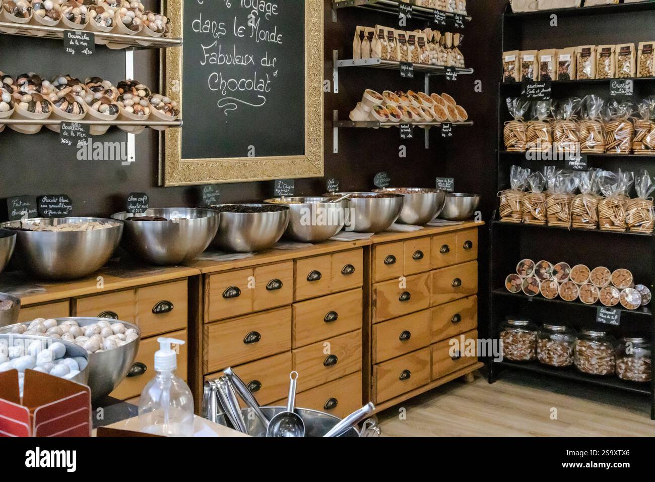 Innenraum eines hausgemachten Süßwarengeschäfts in Honfleur in der Normandie. Stockfoto