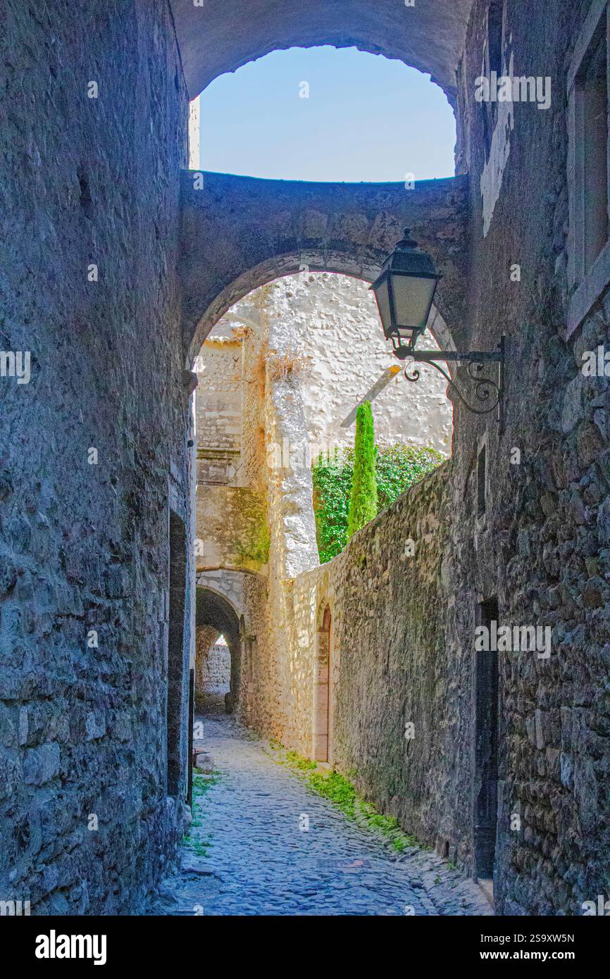Mittelalterliche Straßen und Bögen in der Stadt Viviers in der Provence. Stockfoto