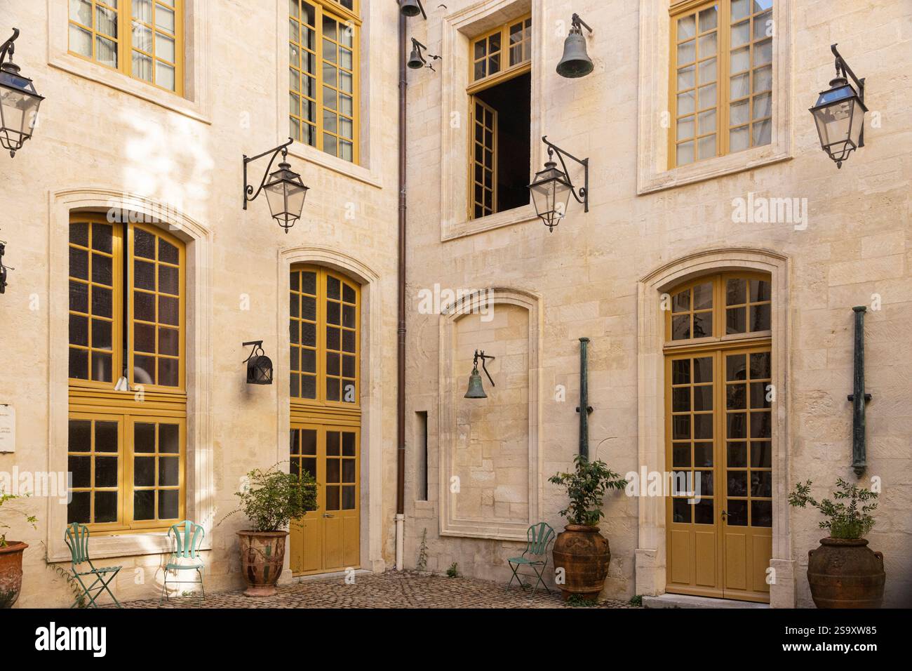 Innenhof des Palais du Roure, erbaut 1469 in Viviers. Stockfoto