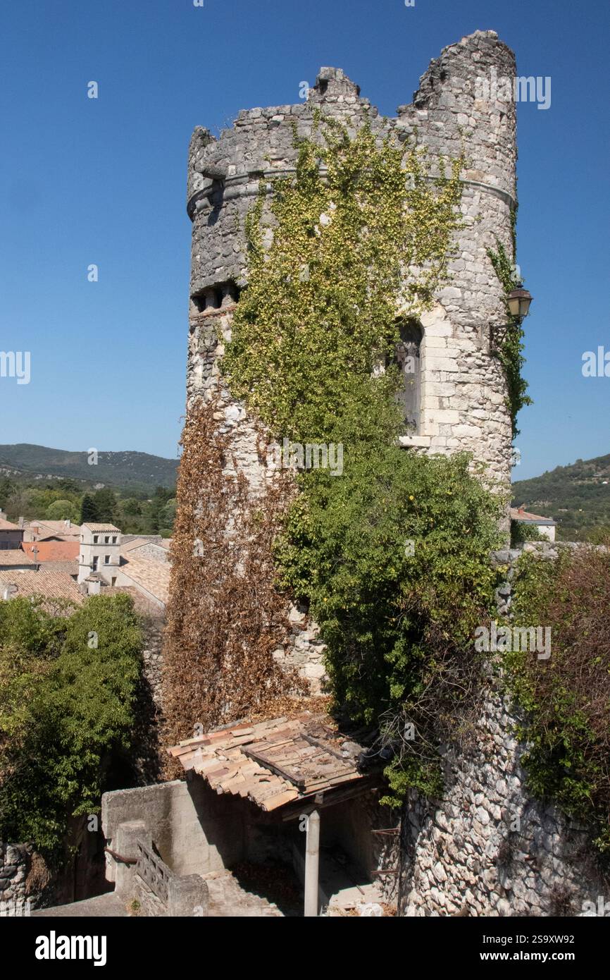 Hoch auf einem Hügel mit Blick auf die Stadt Viviers, sich verschlechternder Wachturm mit Blick auf die Stadt. Stockfoto