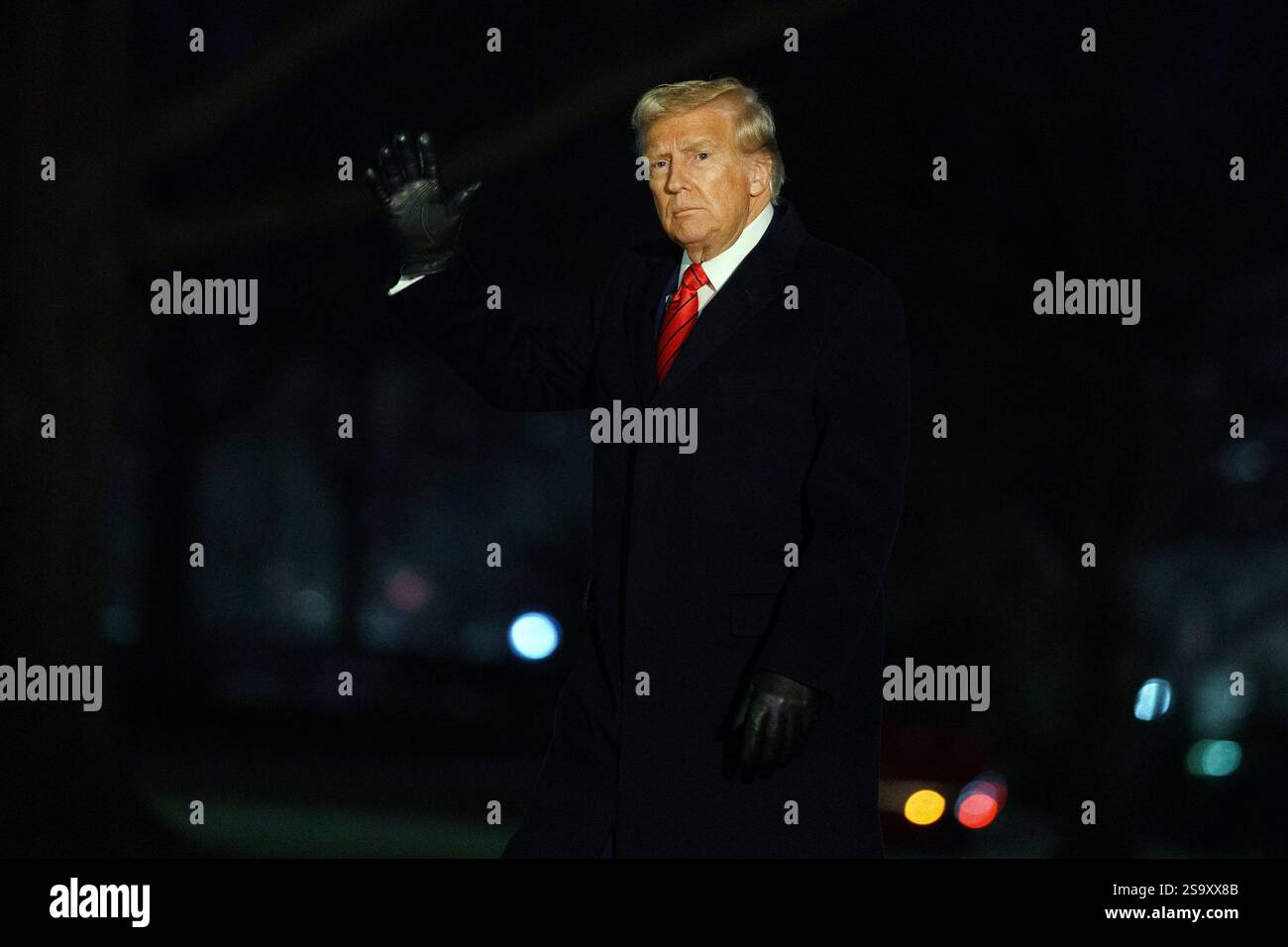 Washington, Usa. Januar 2025. US-Präsident Donald Trump trifft am 27. Januar 2025 auf dem Südrasen des Weißen Hauses in Washington ein. Präsident Trump kehrte nach Washington DC zurück, nachdem er 2025 eine Rede auf der Konferenz der Republikanischen Parlamentsabgeordneten in Miami gehalten hatte. Foto: Will Oliver/UPI Credit: UPI/Alamy Live News Stockfoto