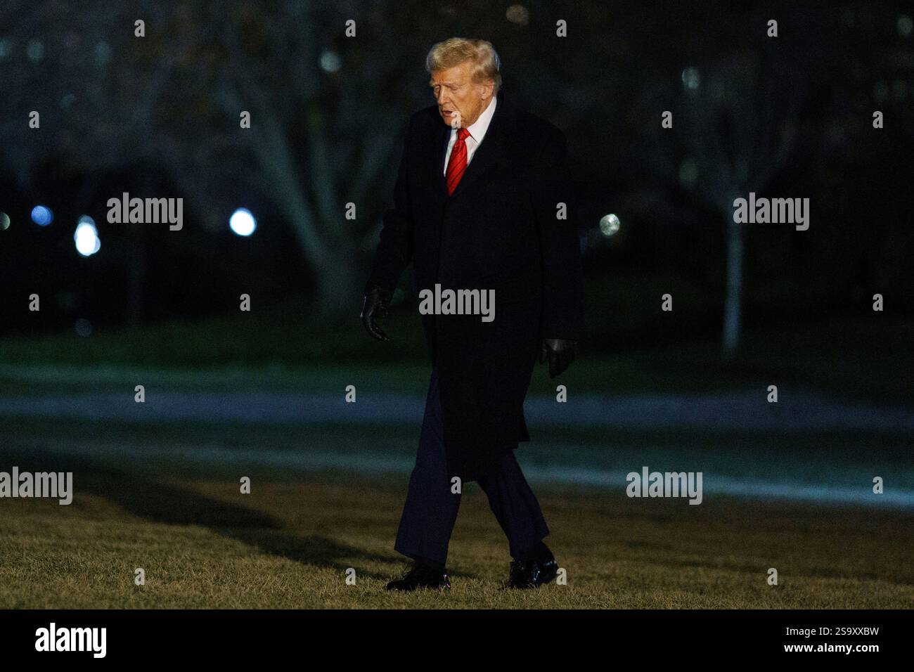 Washington, Usa. Januar 2025. US-Präsident Donald Trump trifft am 27. Januar 2025 auf dem Südrasen des Weißen Hauses in Washington ein. Präsident Trump kehrte nach Washington DC zurück, nachdem er 2025 eine Rede auf der Konferenz der Republikanischen Parlamentsabgeordneten in Miami gehalten hatte. Foto: Will Oliver/UPI Credit: UPI/Alamy Live News Stockfoto