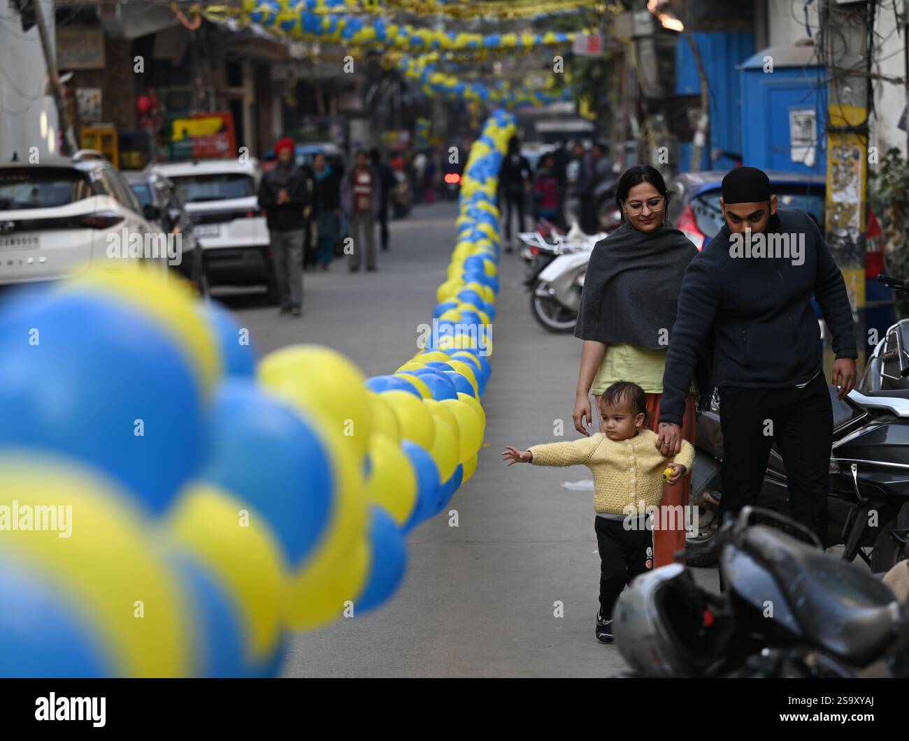 Neu-Delhi, Indien. Januar 2025. NEW DELHI, INDIEN - 27. JANUAR: Ein Kind, das vor einem Wahlkampf in Krishna Nagar am 27. Januar 2025 in Neu-Delhi, Indien, mit Ballonen spielte. (Foto: Sanchit Khanna/Hindustan Times/SIPA USA) Credit: SIPA USA/Alamy Live News Stockfoto