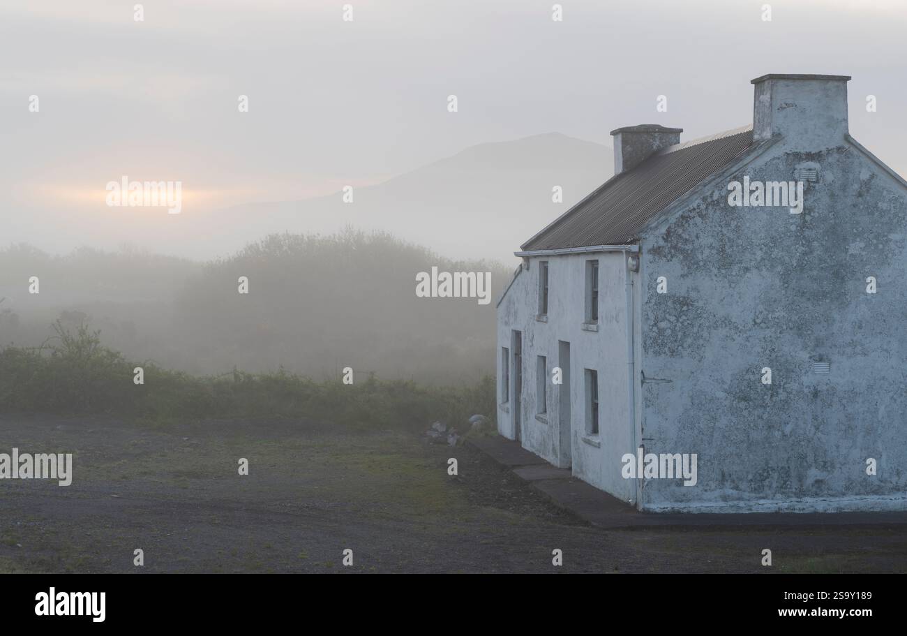 Irland. Altes Haus und nebeliger Tag. Stockfoto