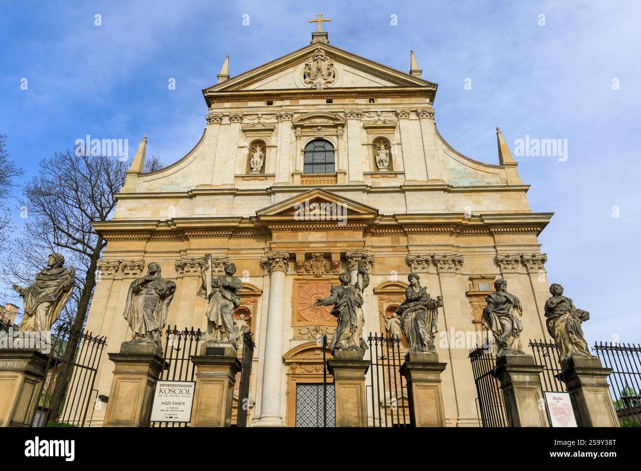 Polen, Krakau. St. Peter und Paul Kirche. Statuen der zwölf Apostel aus Metall von dem Künstler Kacper Bazanka. Beispiel für italienische Architektur Stockfoto