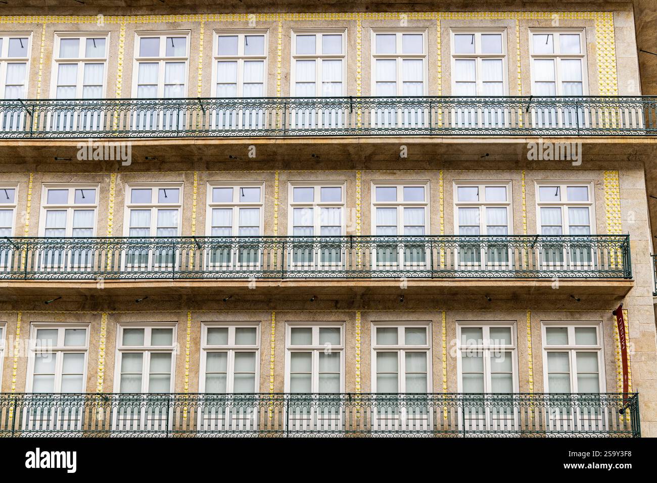Portugal, Porto. Gebäudefassaden. Fensterreihen in einem Gebäude in Porto. Stockfoto