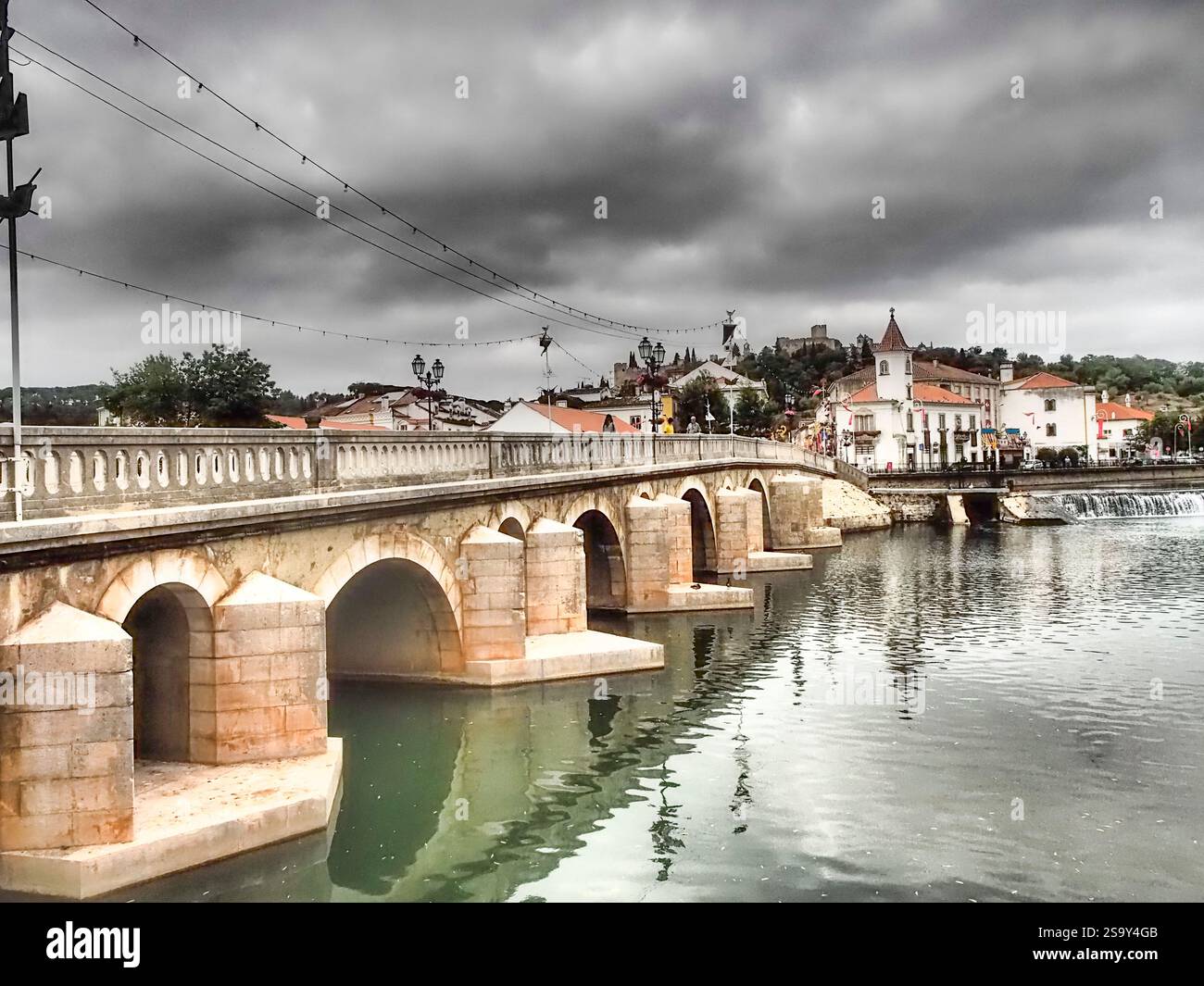 Renaissance-Brücke von Ponte Velha über den Nabao Fluss, Tomar, Santarem Bezirk, Portugal. Stockfoto