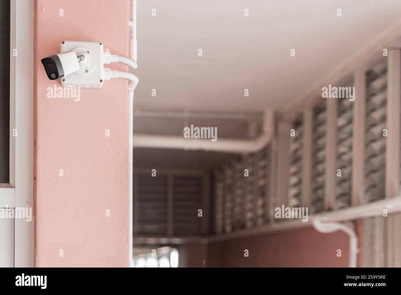 Sicherheitskamera auf dem Gebäude. IP-CCTV-Kamera installiert von hat eine wasserdichte Abdeckung zum Schutz der Kamera mit Heimsicherheitssystem-Konzept. Stockfoto