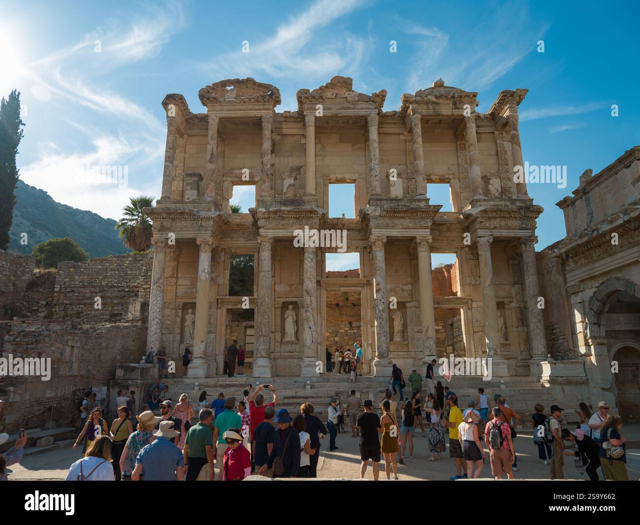 Selcuk, Izmir, Türkei - 09.23.2024: Antike Stadt Ephesus. Touristen in der Bibliothek von Celsus. UNESCO-Welterbeliste Reiseziele in der Türkei Stockfoto