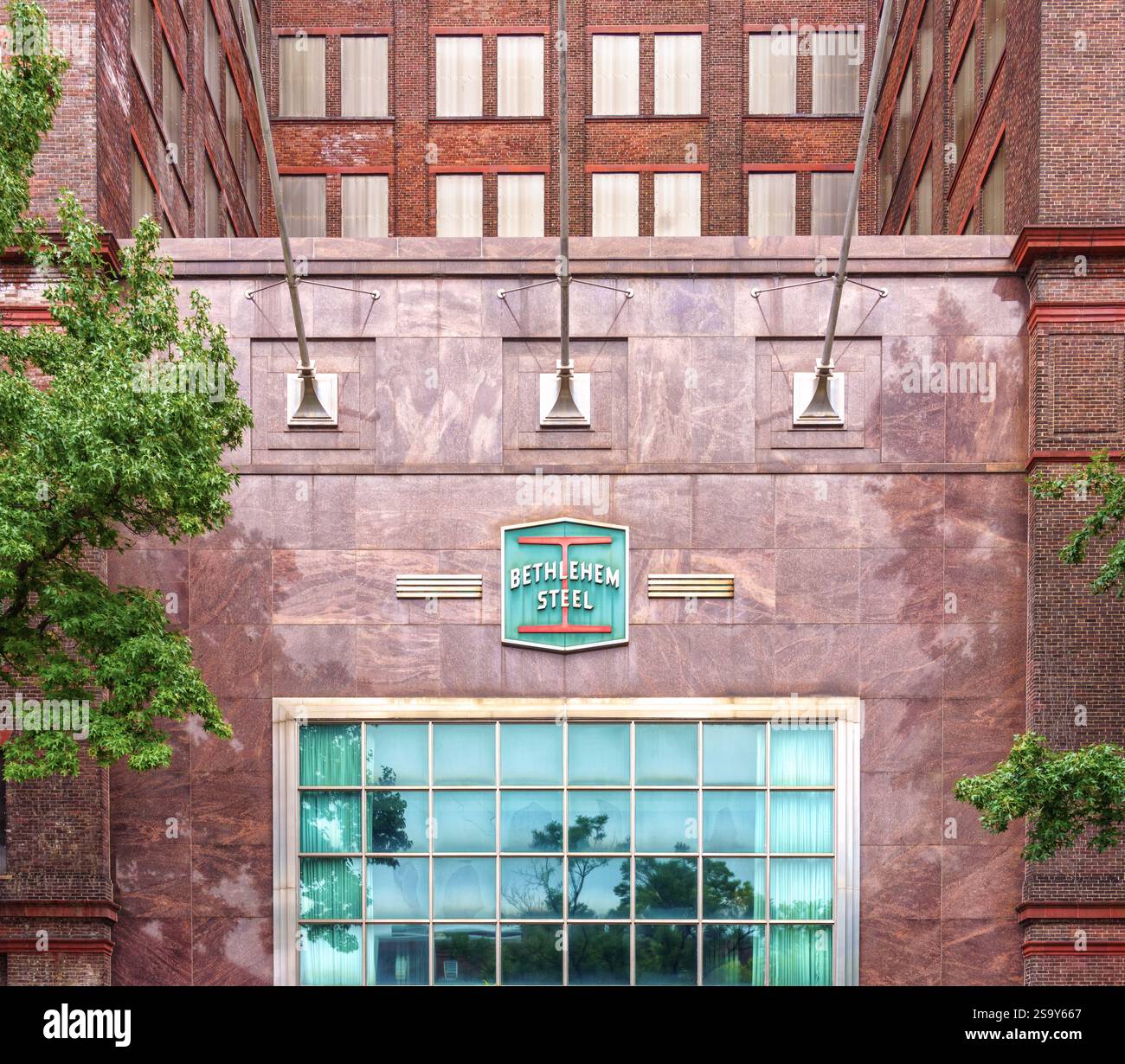 Bethlehem, PA, USA - 30. August 2024 ehemaliger Firmensitz von Bethlehem Steel, heute Teil des Kulturviertels SteelStacks, in dem das alte Stahlwerk erhalten bleibt. Stockfoto Bethlehem, PA, USA - 30. August 2024 ehemaliger Firmensitz von Bethlehem Steel, heute Teil des Kulturviertels SteelStacks, in dem das alte Stahlwerk erhalten bleibt. Stockfoto