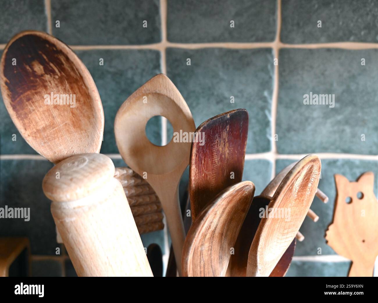 Kochutensilien aus Holz in der Küche. Stockfoto