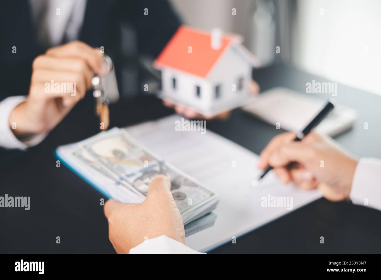 Konzept Geschäftshaus Finanzierung Schutz Büroplan Investition Kauf Verkauf Haus Sicherstellung der Idee finanzielle Sicherheit. Handschutz-Kauf des Aufenthaltsagenten Stockfoto