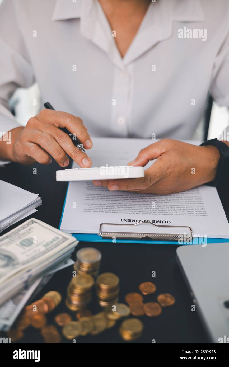 Konzept Geschäftshaus Finanzierung Schutz Büroplan Investition Kauf Verkauf Haus Sicherstellung der Idee finanzielle Sicherheit. Handschutz-Kauf des Aufenthaltsagenten Stockfoto