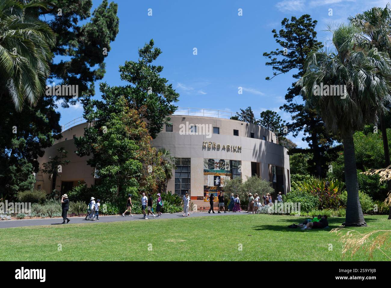 Besucher spazieren an einem Sommertag vorbei am National Herbarium, den Royal Botanic Gardens, Melbourne, Australien, unter blauem Himmel. Stockfoto