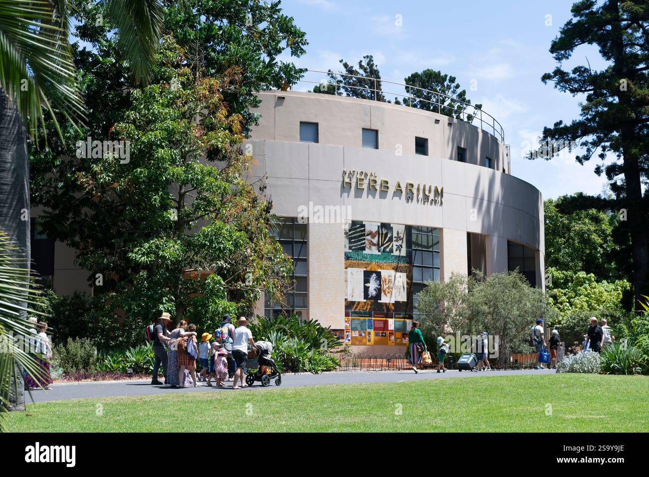 Familien mit kleinen Kindern strömen am National Herbarium, Royal Botanic Gardens, Melbourne, Australien vorbei Stockfoto
