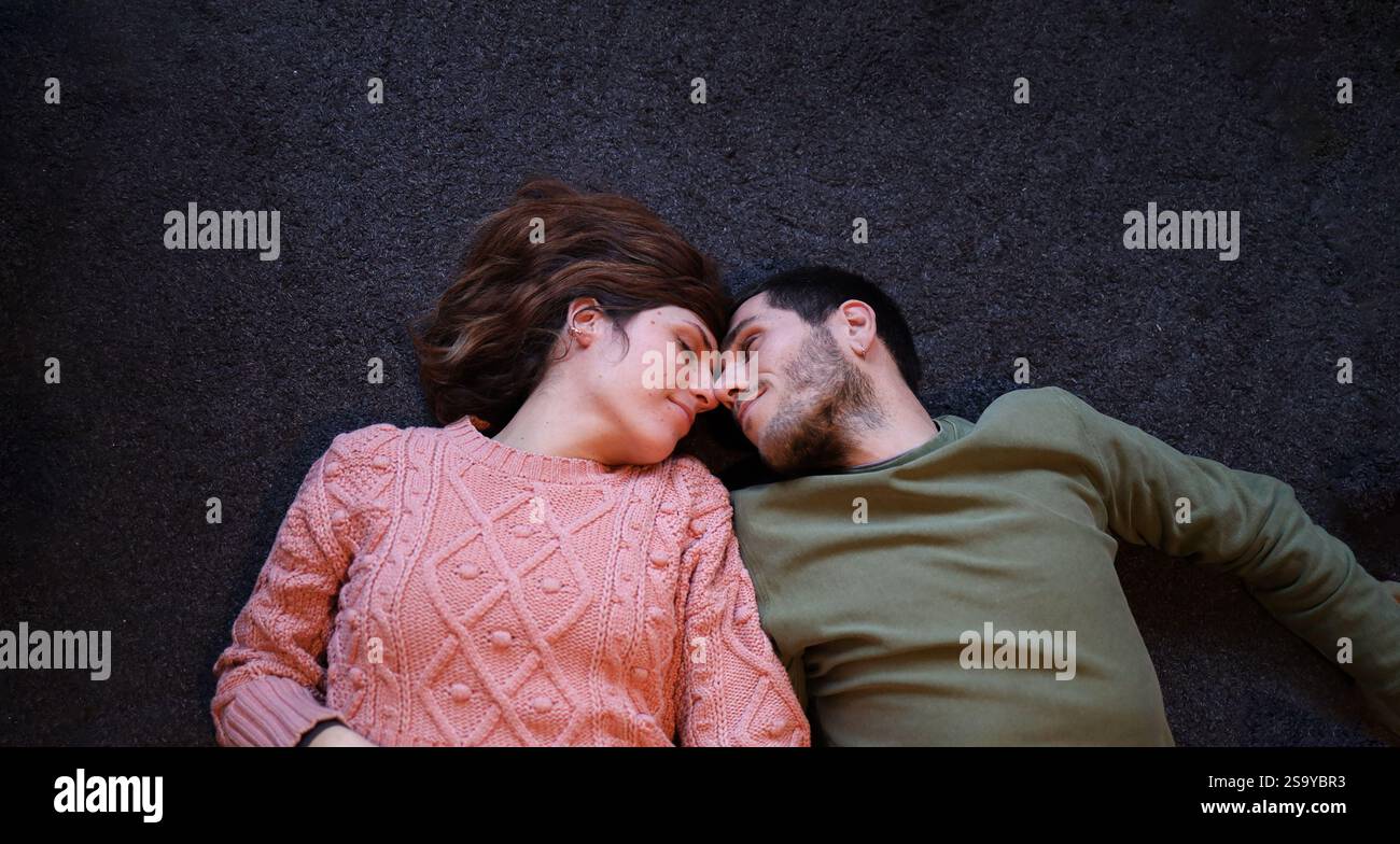Liebevolles Paar, das am Valentinstag Liebe feiert. Stockfoto