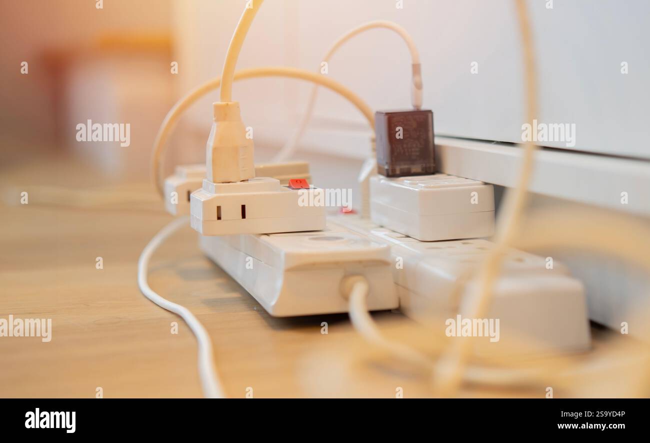 Abgeschnittene Aufnahme des Netzsteckers, Mehrfachsteckdose mit angeschlossenen Steckern. Selektiver Fokus, Nahaufnahme. Stockfoto