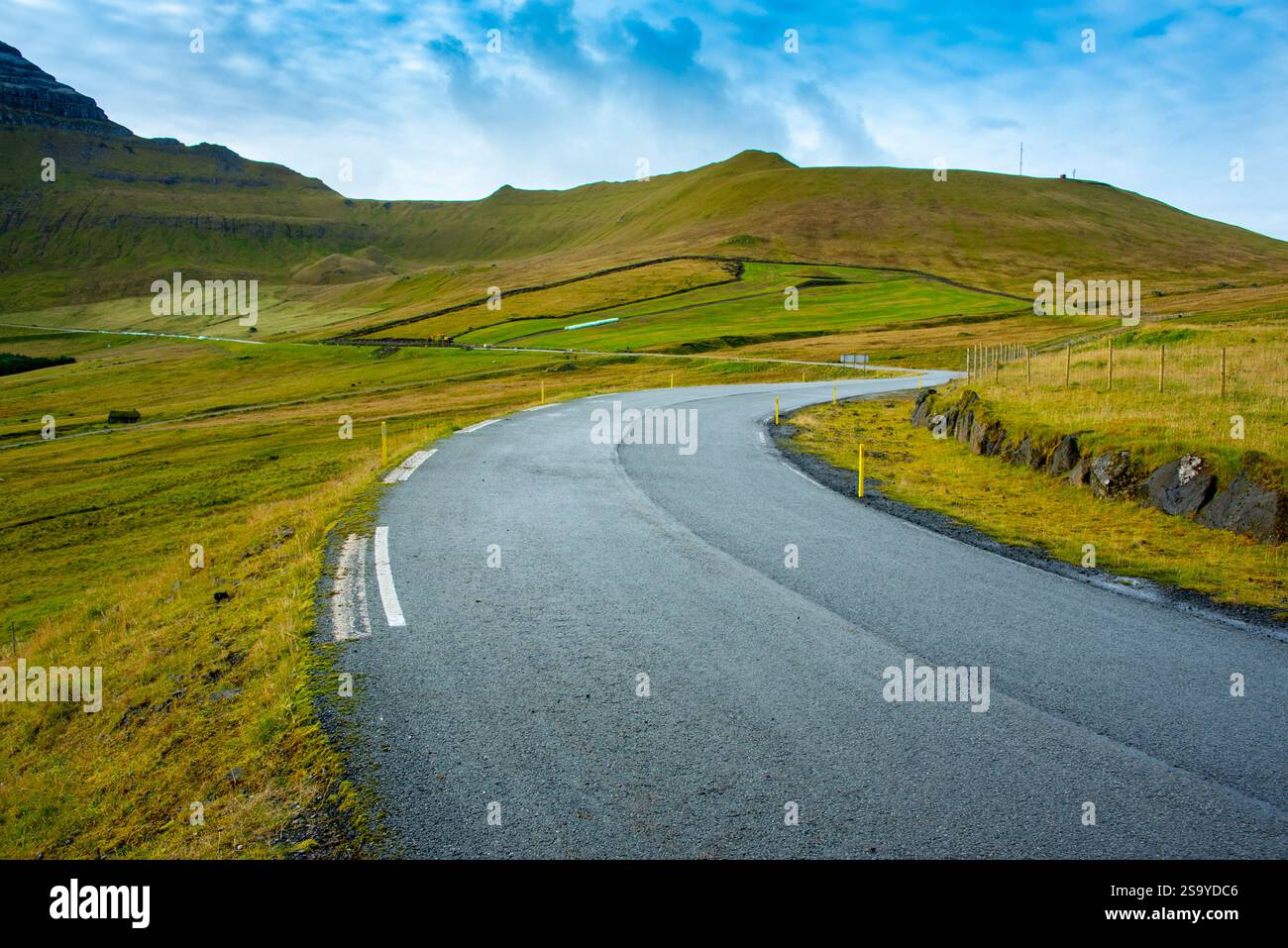 Einspurige Straße auf Kalsoy Island - Färöer Inseln Stockfoto