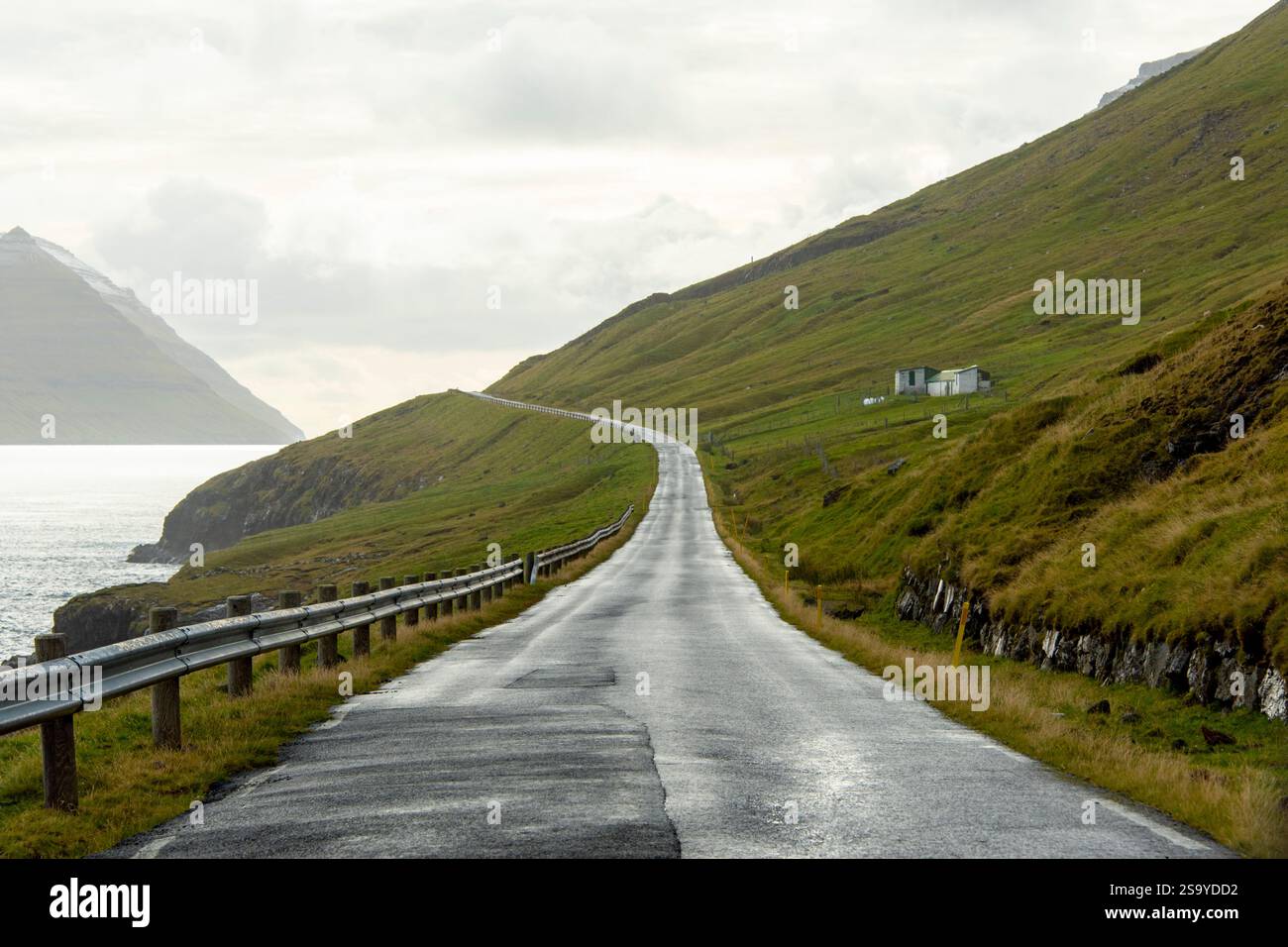 Einspurige Straße auf Kalsoy Island - Färöer Inseln Stockfoto
