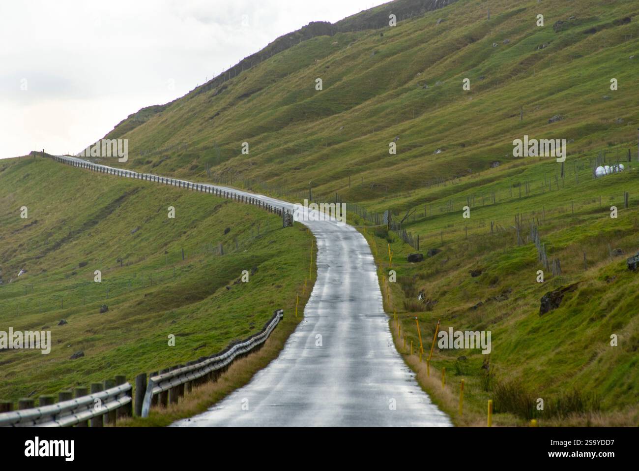 Einspurige Straße auf Kalsoy Island - Färöer Inseln Stockfoto