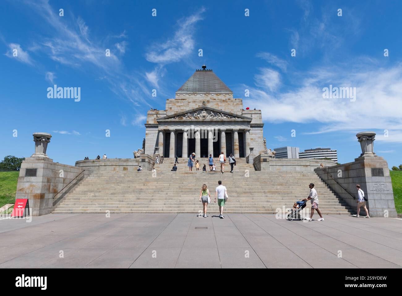 Touristen laufen an einem sonnigen Sommertag in Melbourne, Australien, entlang der Zeremonial Avenue und die Stufen hinauf zum Shrine of Remembrance Stockfoto