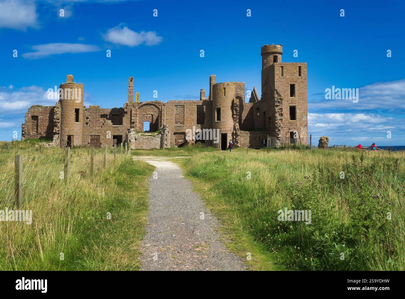 Blick nach Norden zum Slains Castle (oder New Slains Castle) in Cruden Bay an der felsigen Küste von Aberdeenshire. Highlands, Schottland, Großbritannien Stockfoto