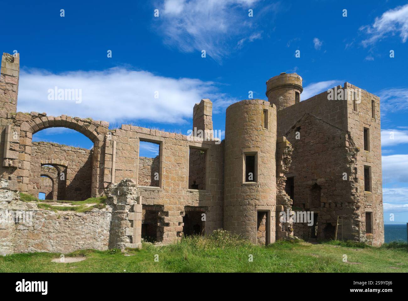 Blick nach Norden zum Slains Castle (oder New Slains Castle) in Cruden Bay an der felsigen Küste von Aberdeenshire. Highlands, Schottland, Großbritannien Stockfoto