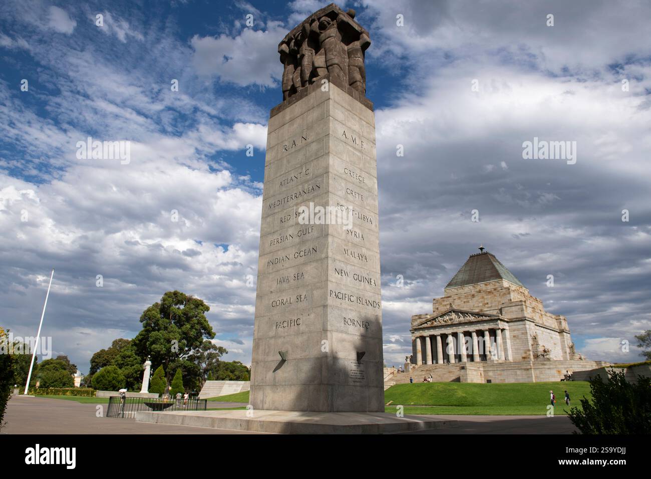 Das Cenotaph am Schrein der Erinnerung unter dunklem Himmel an einem Sommernachmittag in Melbourne, Australien Stockfoto