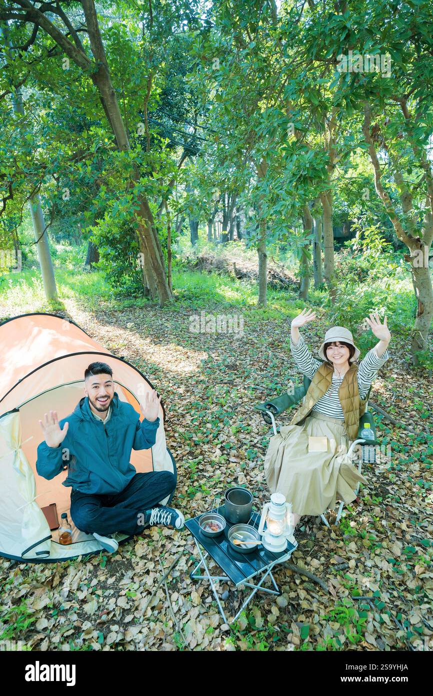 Männer und Frauen machen Fotos im Camp Stockfoto