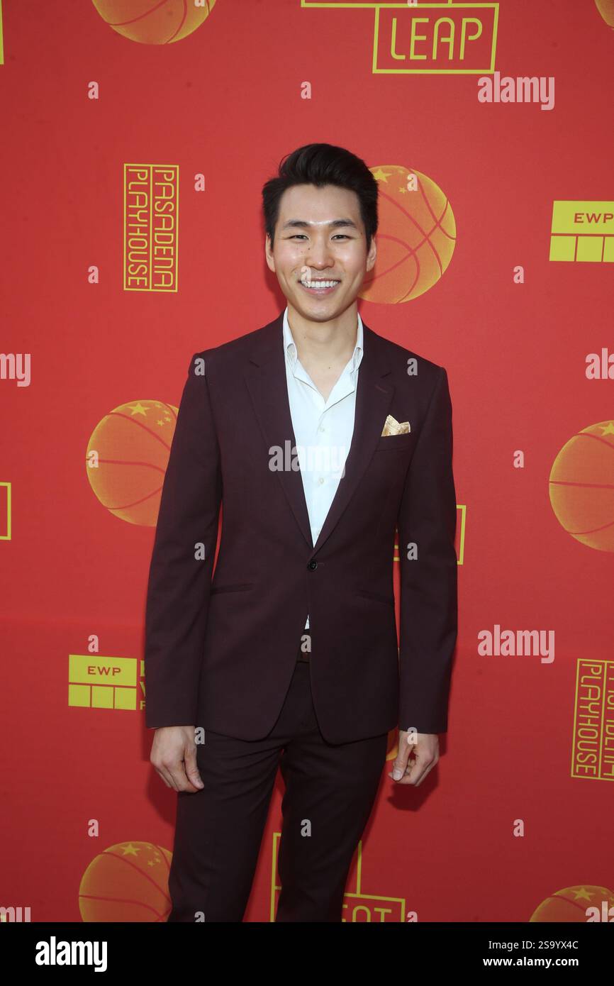 Mike Bow kommt am 10. November 2019 zur Eröffnungsnacht von „The Great Leap“ im Pasadena Playhouse in Pasadena, Kalifornien Stockfoto