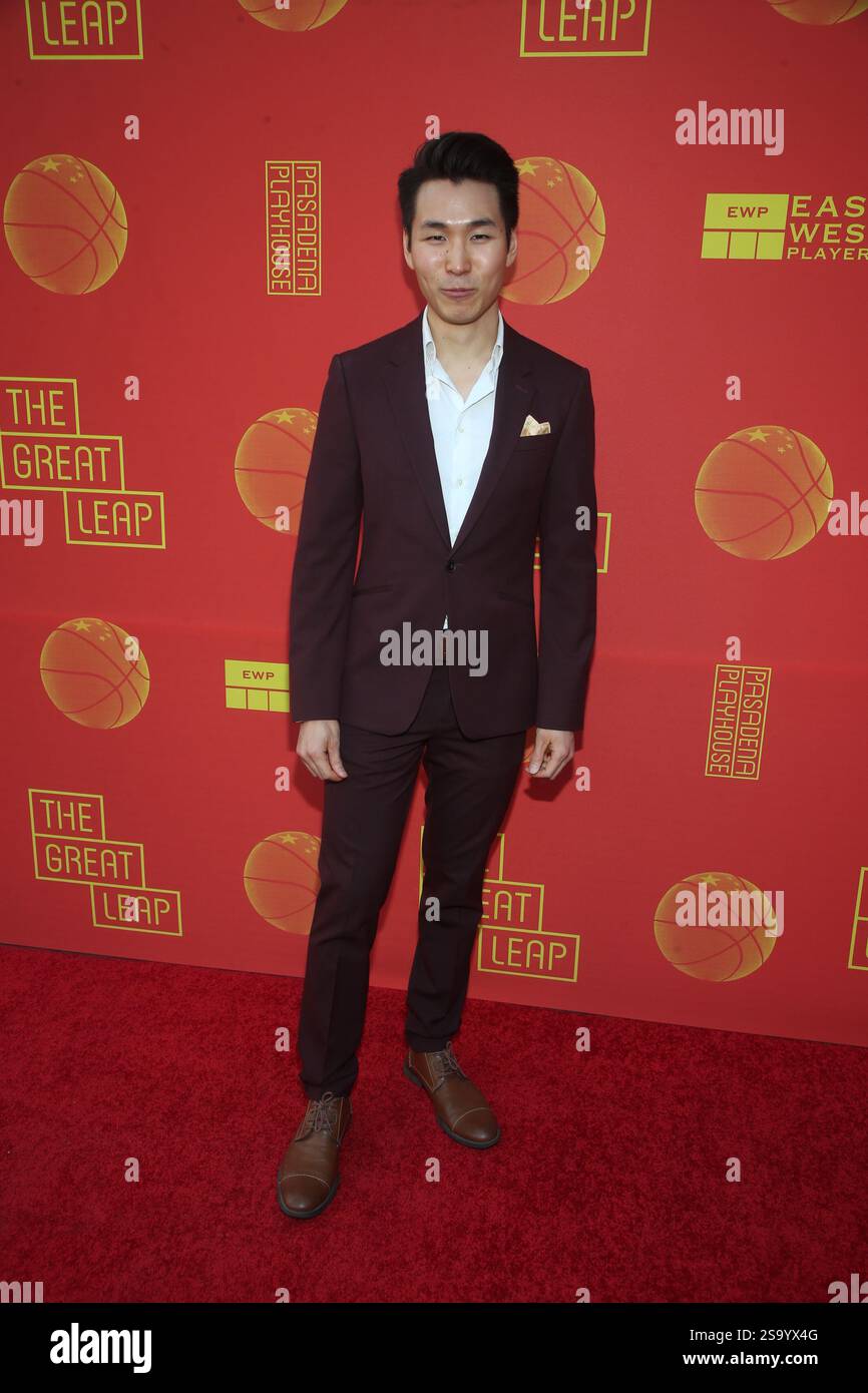 Mike Bow kommt am 10. November 2019 zur Eröffnungsnacht von „The Great Leap“ im Pasadena Playhouse in Pasadena, Kalifornien Stockfoto