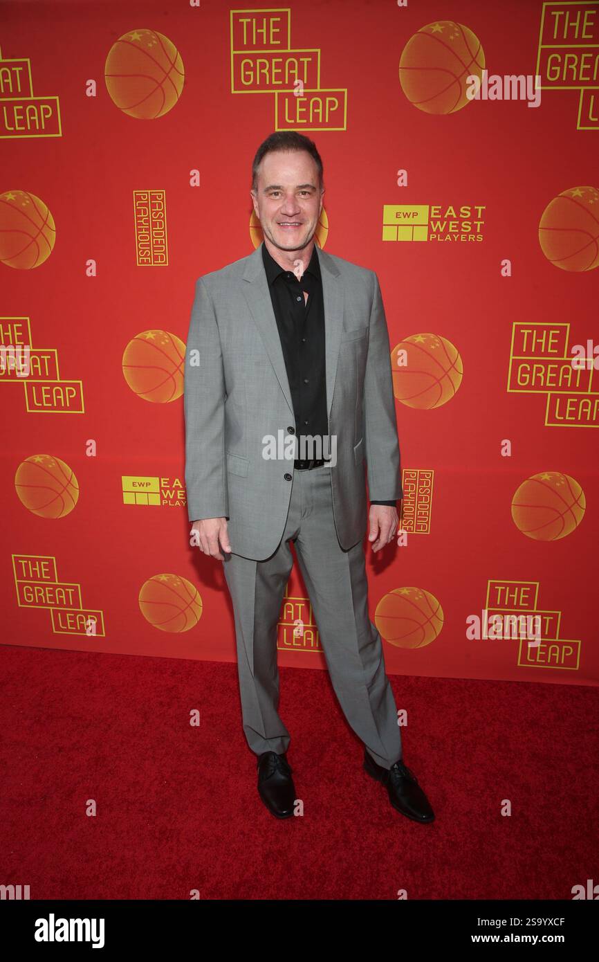 Tim DeKay kommt am 10. November 2019 zur Eröffnungsnacht von „The Great Leap“ im Pasadena Playhouse in Pasadena, Kalifornien Stockfoto