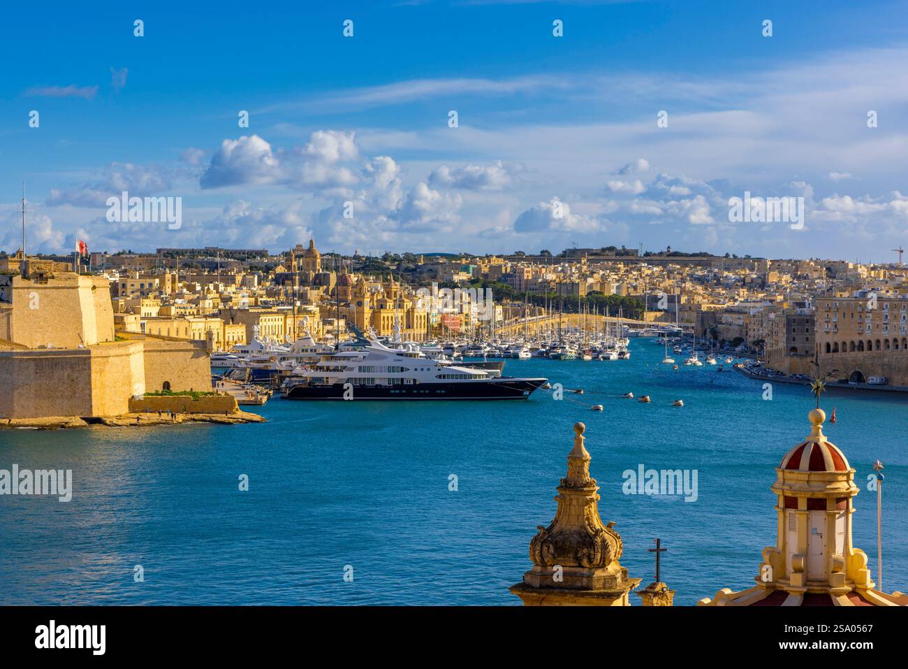 Blick auf Birgu und Fort St. Angelo von den Upper Barrakka Gardens, Valletta, Malta, Südeuropa Stockfoto