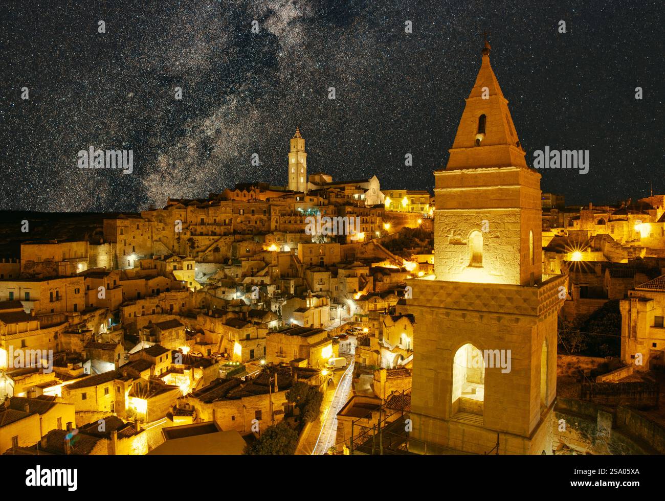 Nächtliche Luftaufnahme des historischen Stadtzentrums von Matera, Italien Stockfoto