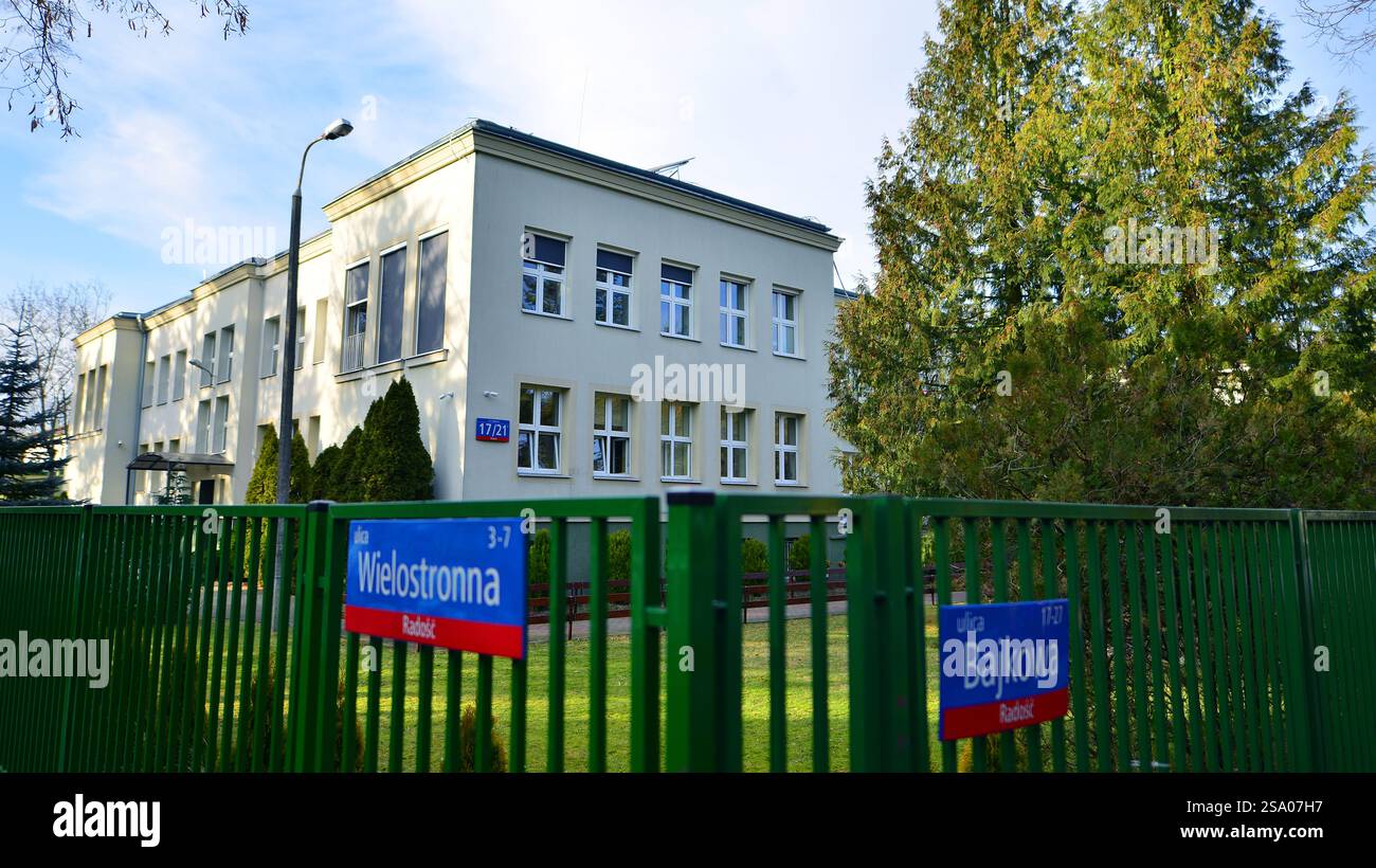 Warschau, Polen. 27. Januar 2025. Grundschule in der Bajkowa Street. Stockfoto