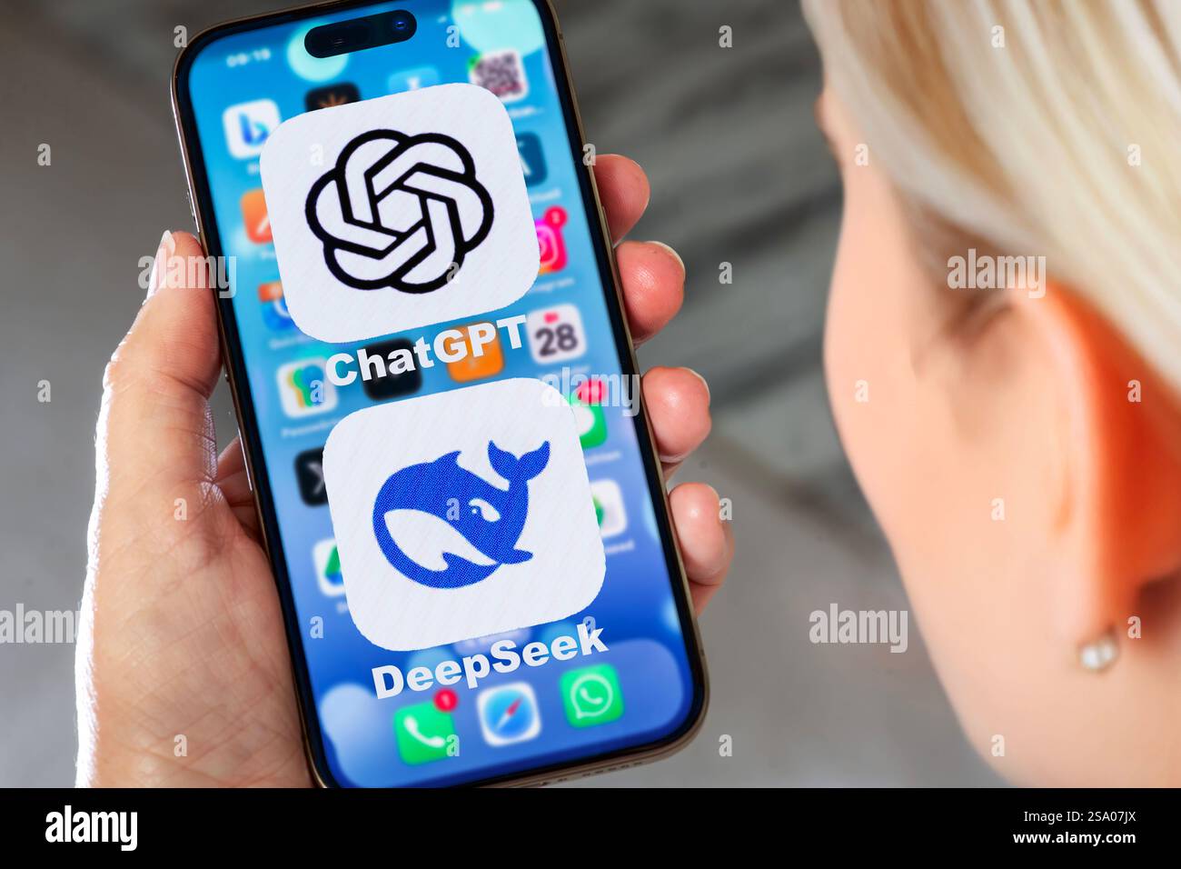 DeepSeek und ChatGPT auf einem Handy, das neue chinesische KI-Sprachmodell DeepSeek und die US-Konkurrenz-App ChatGPT, Symbolfoto, München, Januar 2025 Deutschland, München, Januar 2025, Deep Seek, Konkurrent ChatGPT auf einem Smartphone, App DeepSeek, neues chinesisches KI-Sprachmodell, zusammen mit der US-Konkurrenz-App ChatGPT auf einem Handy-Bildschirm, Frau schaut auf das Display, Symbolfoto, DeepSeek ist ein Start-up des gleichnamigen chinesischen Unternehmen, ChatGPT wurde von OpenAI entwickelt, Künstliche Intelligenz, Erfolg des neuen KI-Modelle führt zu Kursverlusten bei Tech-Aktien, Stockfoto