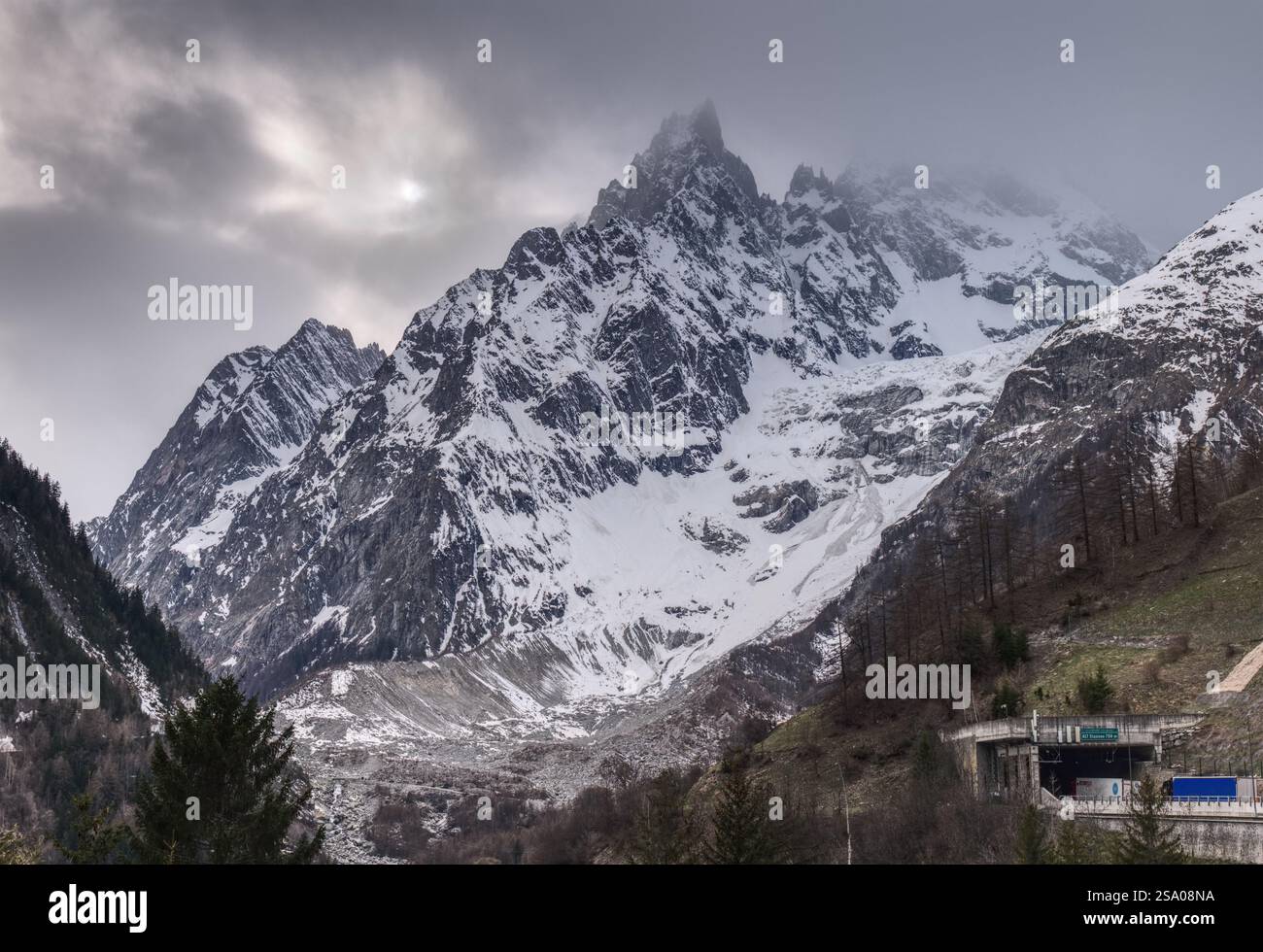 Majestätischer Mont Blanc: Ein Blick auf Europas höchsten Gipfel Stockfoto
