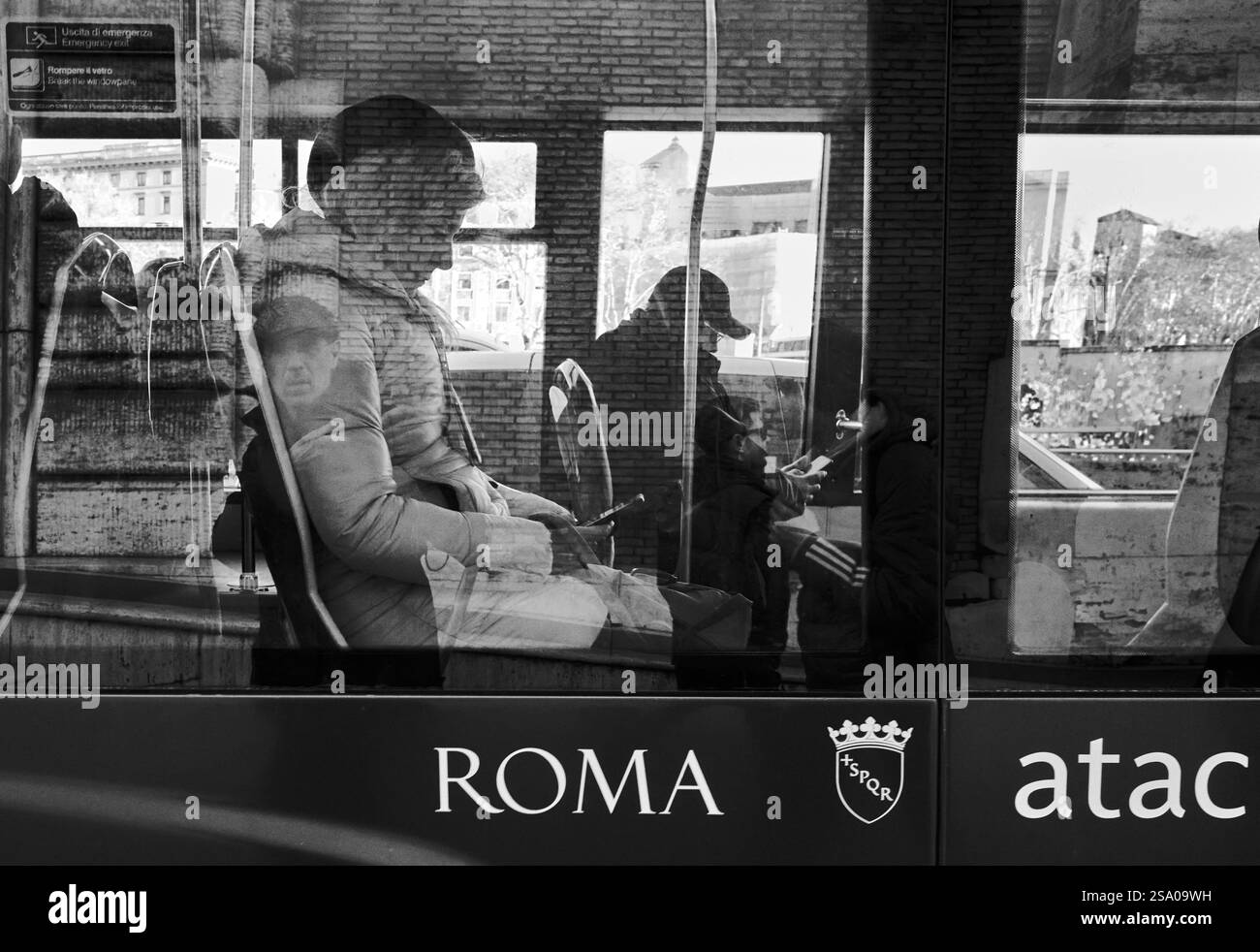 Reflections of Rome: Das Leben in einem Stadtbus Stockfoto