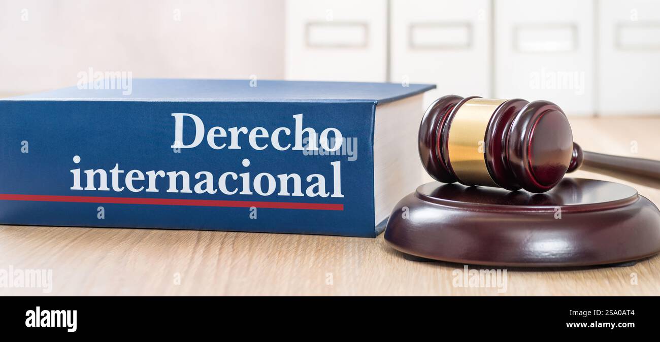 Ein Gesetzbuch mit Hammer - Internationales Recht auf spanisch Stockfoto