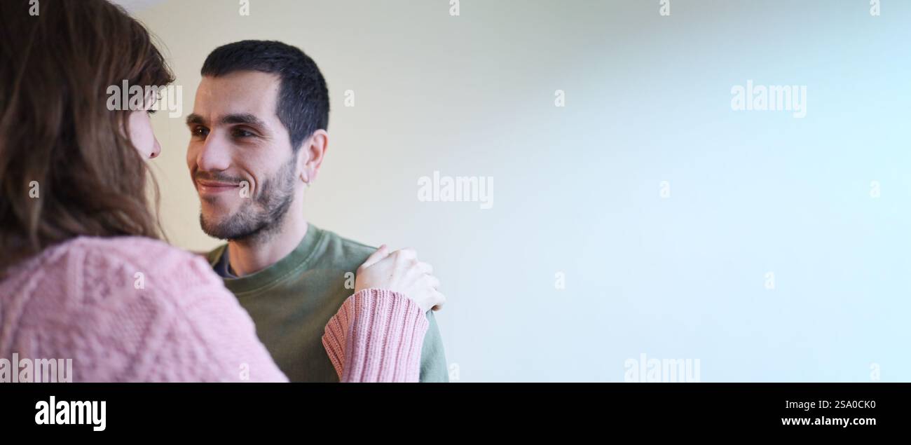 Porträt eines Paares, das in einen großen Negativraum verliebt ist. Stockfoto