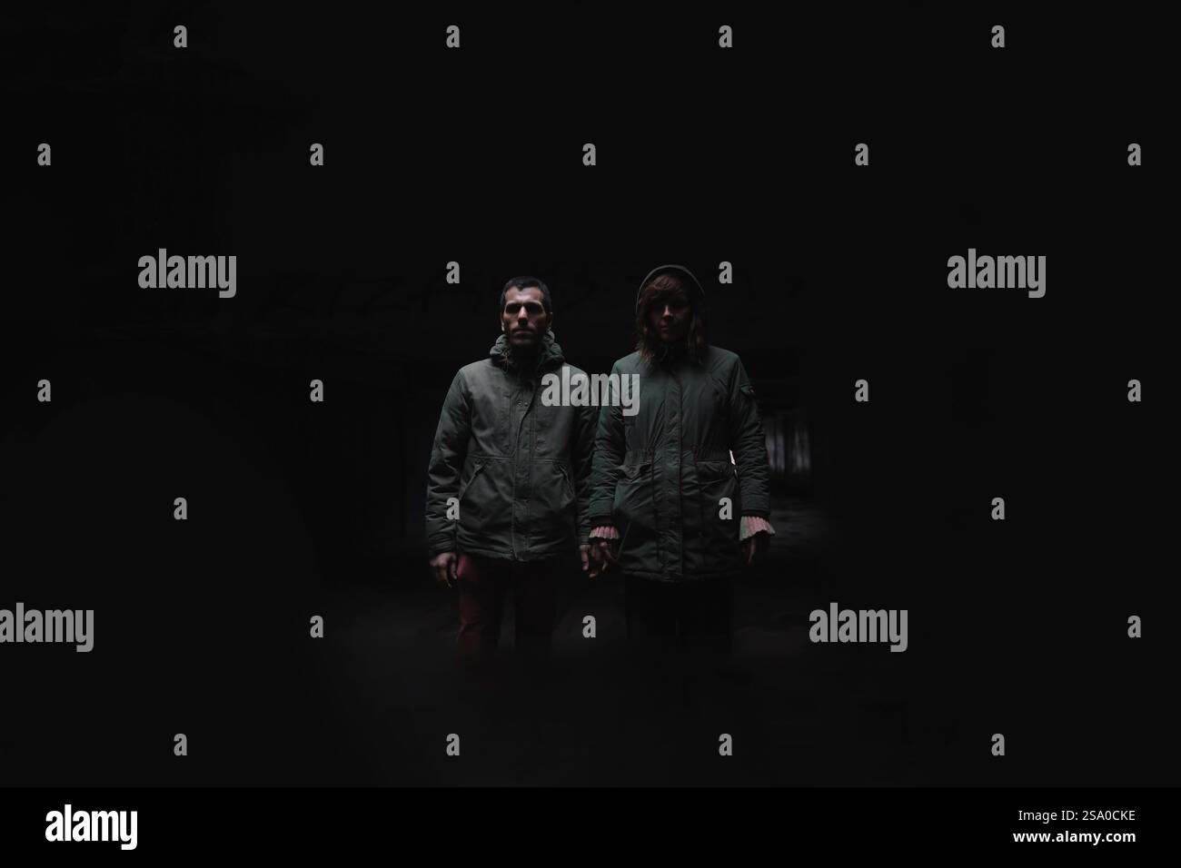 Porträt eines Paares. Stark im Dunkel-Konzept stehen. Stockfoto