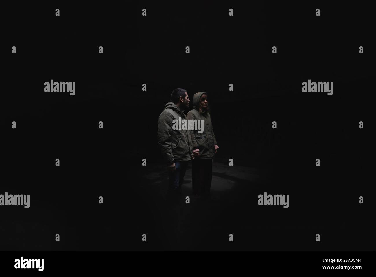 Ein Paar, das stark in der Dunkelheit steht Stockfoto