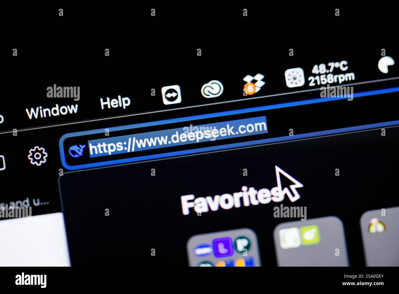 Paris, Frankreich - 28. Januar 2025: Nahaufnahme einer Browser-URL-Leiste mit www.deepseek.com einer schlanken Benutzeroberfläche und Systemsymbolen im Hintergrund Stockfoto